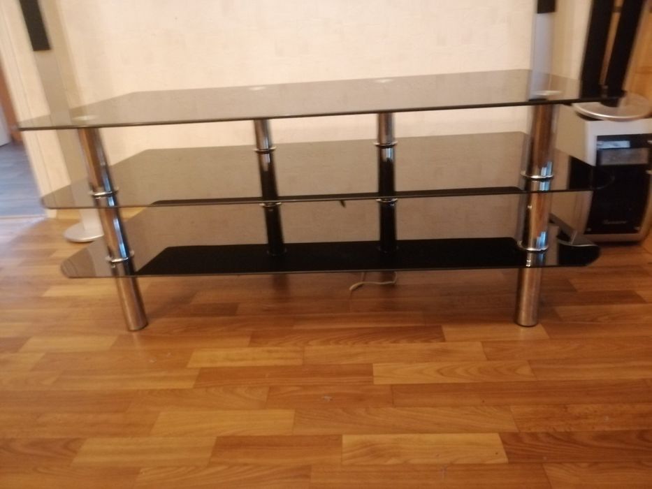 Стеклянная полка под TV