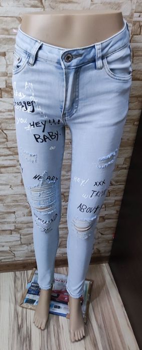 Spodnie rurki jasny jeans dziury napisy xs