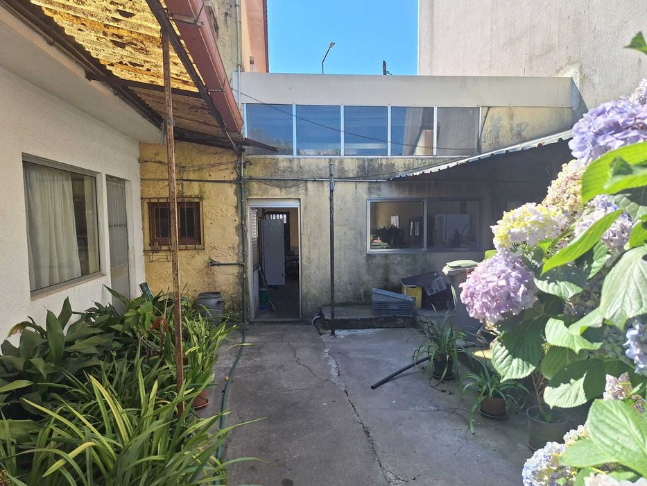 terreno com moradia para restaurar Maia centro