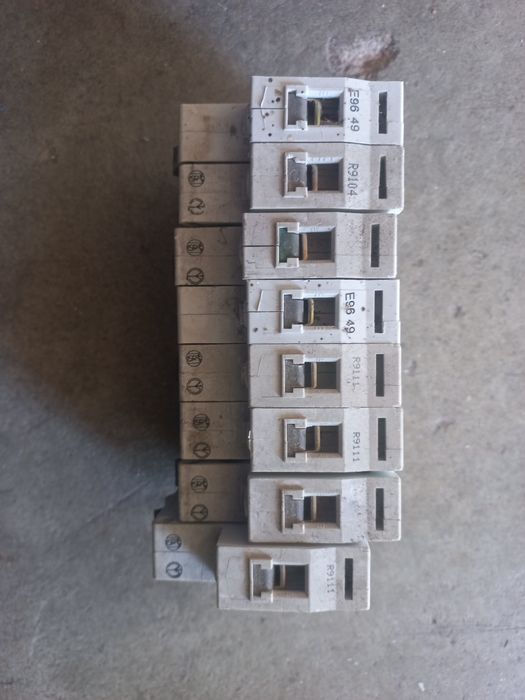 8 circuit breakers (6 of 10A and 2 of 15A)64729408133763121
