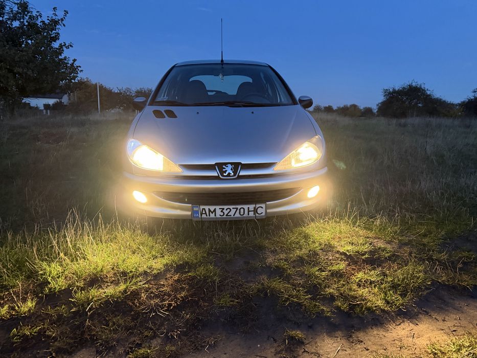 Peugeot 206 1.1 2500$