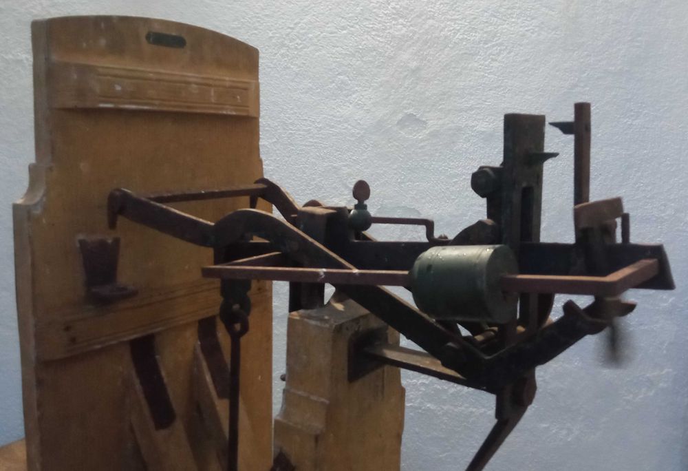 Balança decimal de chão em madeira e ferro (vintage)