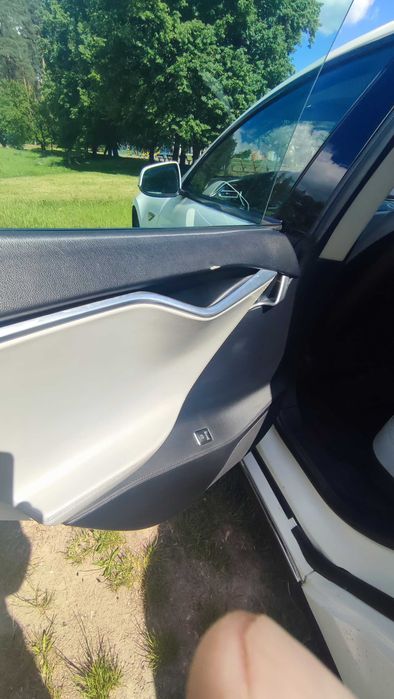 Tesla мобіл S P85 2014