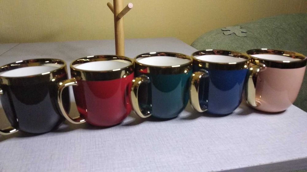 Набор стильных чашек на подставке