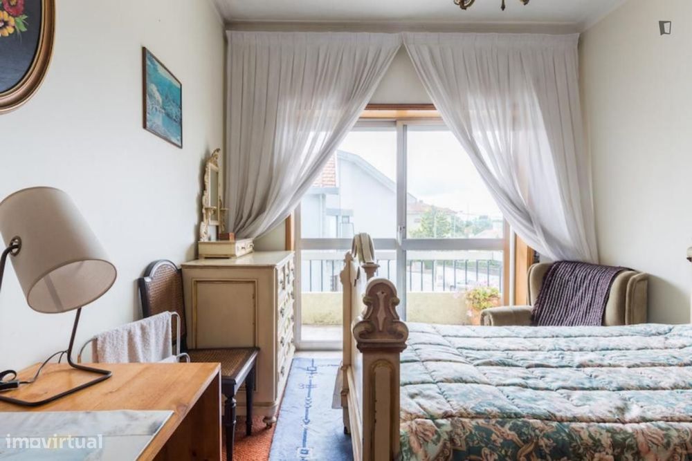 Quarto - localizado em Pedrouços Porto