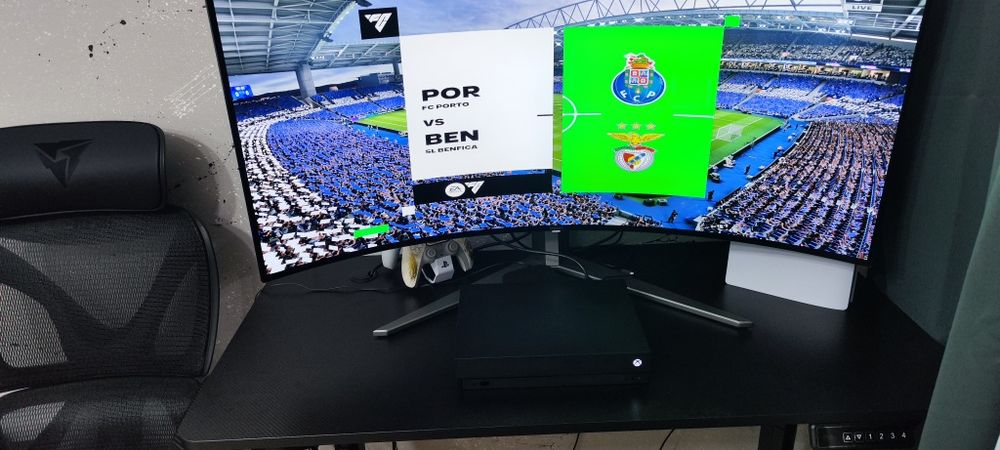 Xbox One X (como nova com FC26 instalado)