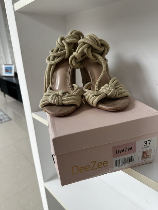 Wiązane sandaly na obcasie