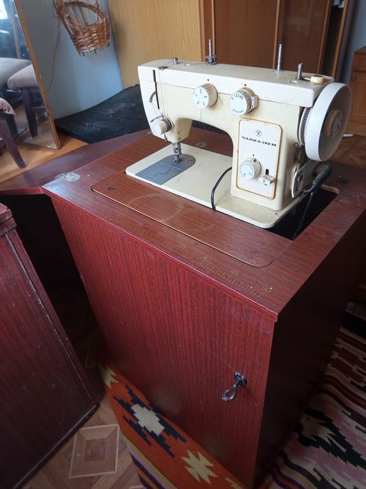 Швейна машинка Чайка 142 М