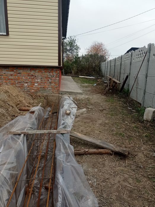 Новий будинок в передмісті Чернігова. Старий Білоус. Центр.