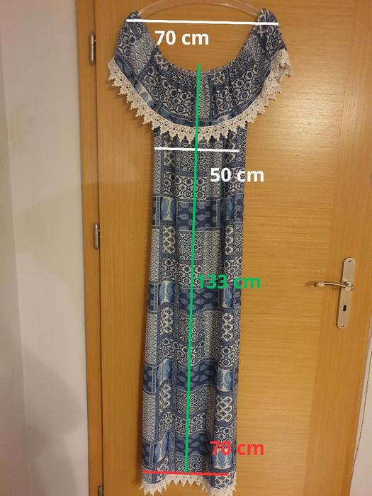 Sprzedam długą sukienkę z falbanką na ramionach