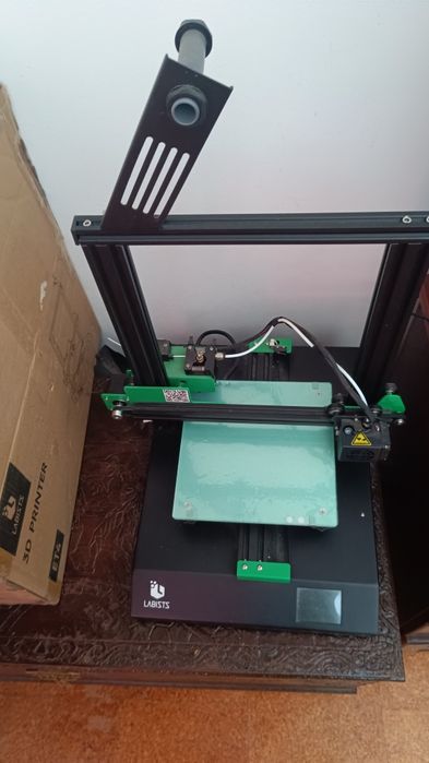 Impressora três D está toda completa