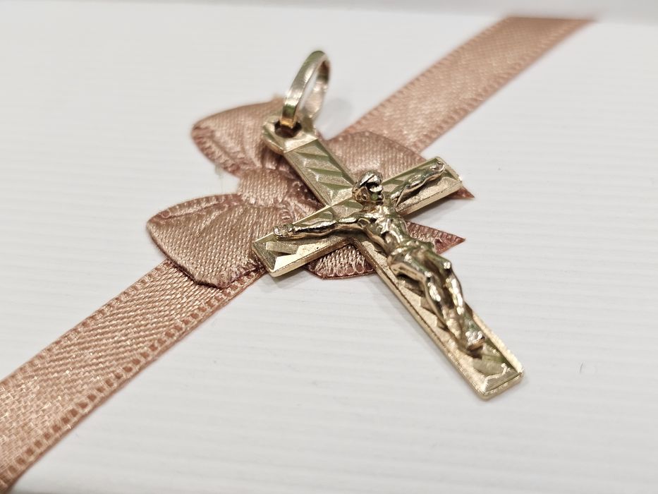 ZŁOTY MĘSKI KRZYŻYK zdobiony z wizerunkiem PR 585
