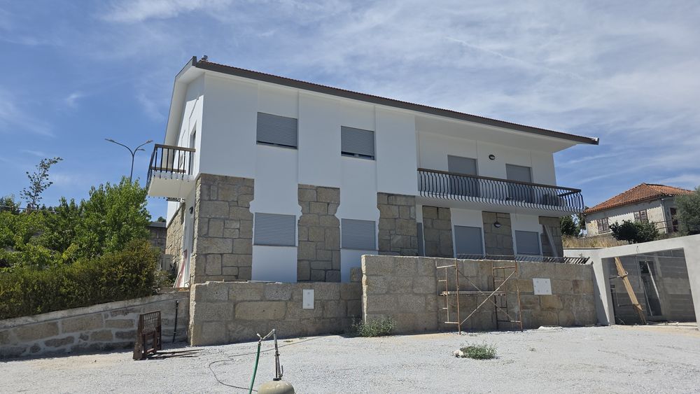 Apartamentos T2 e T3 novos com cozinha equipada e terreno exterior.
