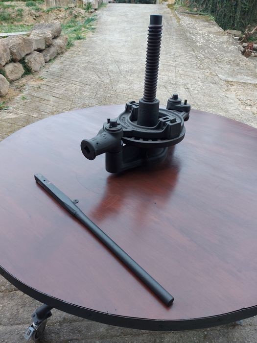 Classic Rustic Round Table64730168604162124