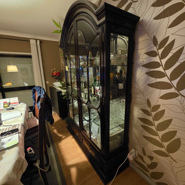 Louceiro imponente com iluminação