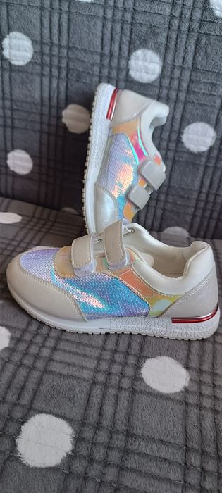 Кросівки на дівчинку