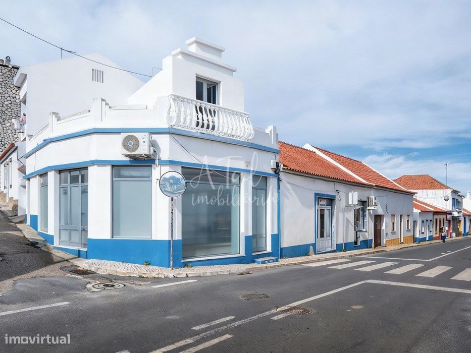 Prédio com loja e sotão independente