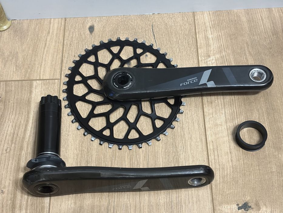 SRAM Force 1 Carbon + Absolute Black Oval 42T, korba karbonowa