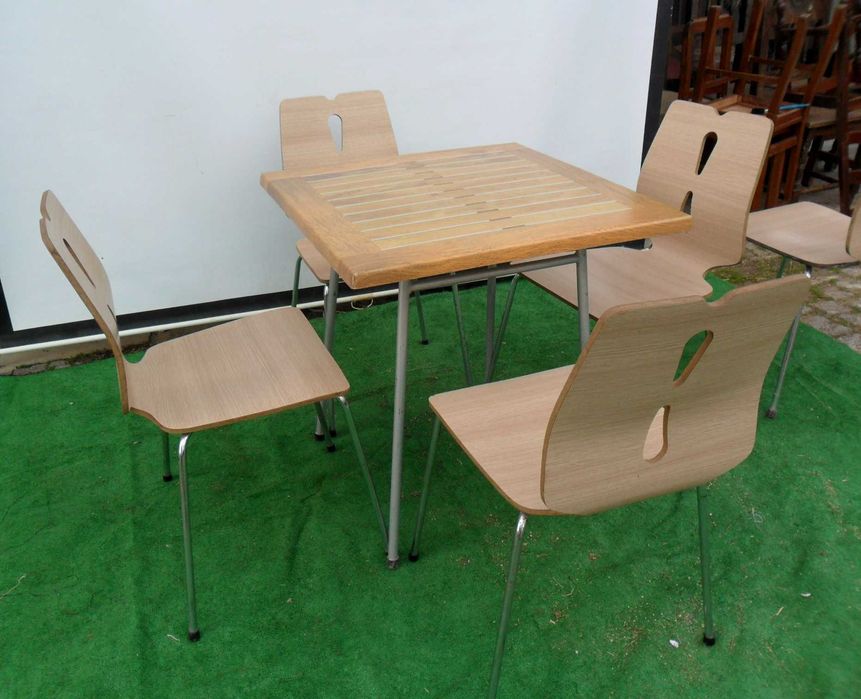 Mesa com cadeiras