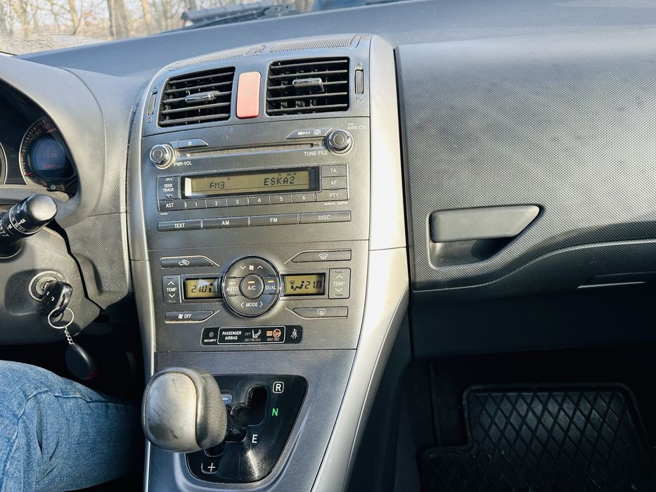 Toyota Auris 1.6benzyna automat 102tys km nowe opony opłaty 2027 klima