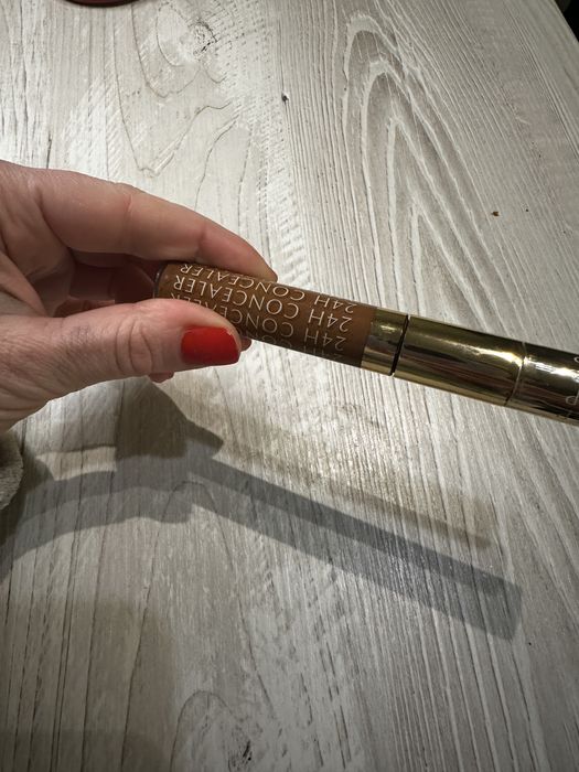 Korektor estee laduer