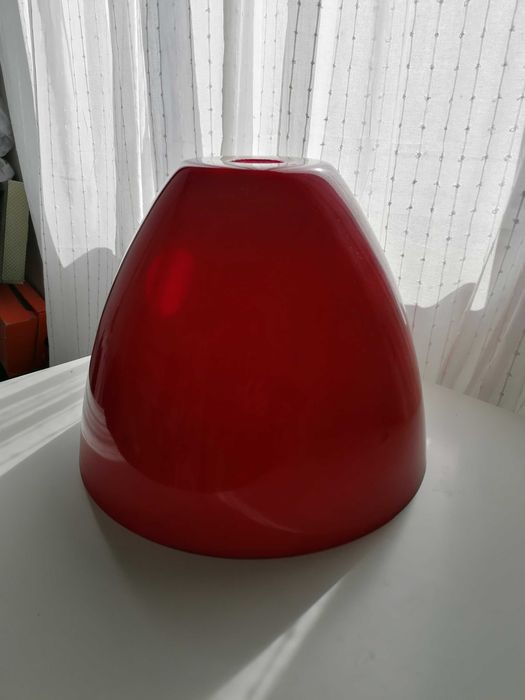 Abajur vermelho vivo,pesado,em bom estado. 32 cm de diâmetro