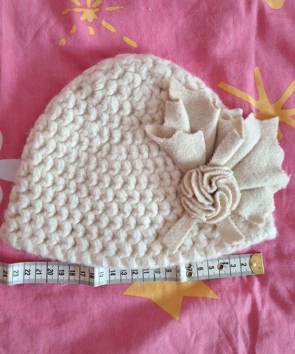 Gorro com flor 23 cm