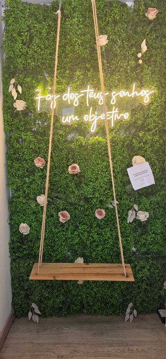 Verde artificial com flores