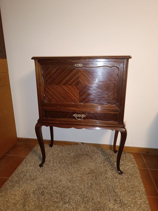 Móvel bar antigo restaurado estilo Queen Anne em madeira de mogno