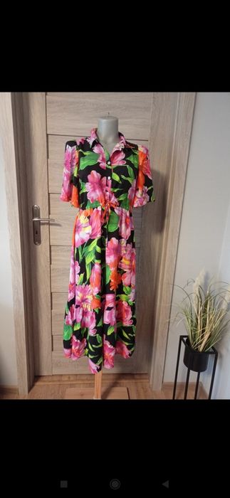 Piękna sukienka midi w kwiaty Reserved