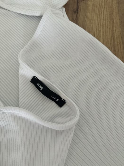 Prążkowany top z odkrytymi plecami Sinsay