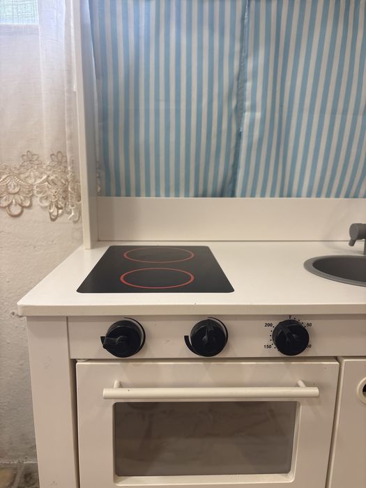 cozinha de madeira com peças de plastico incluidas