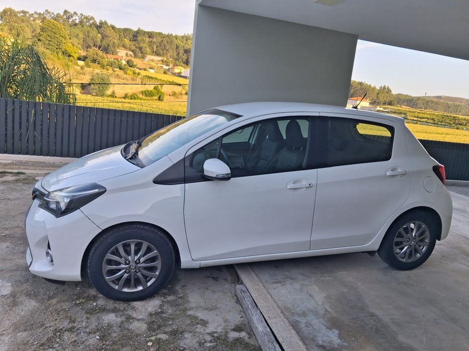Toyota yaris em muito bom estado.