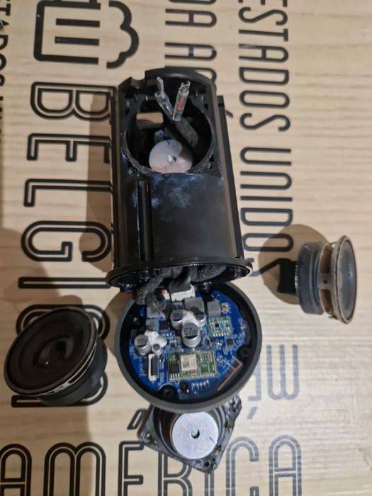 Lote de 4 alto-falantes originais JBL e Beosound Explore speaker.