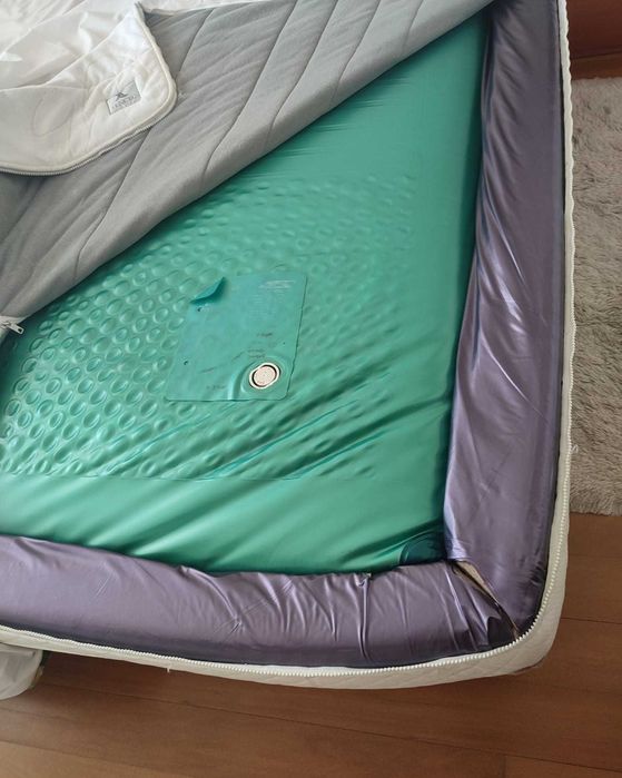 Cama com colchão de água