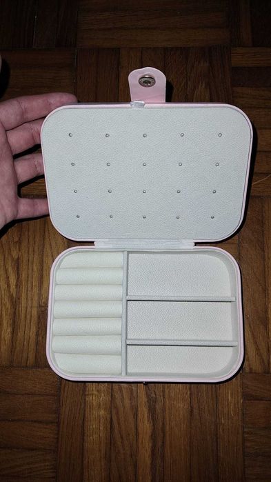 Porta joias compacto com muita arrumação