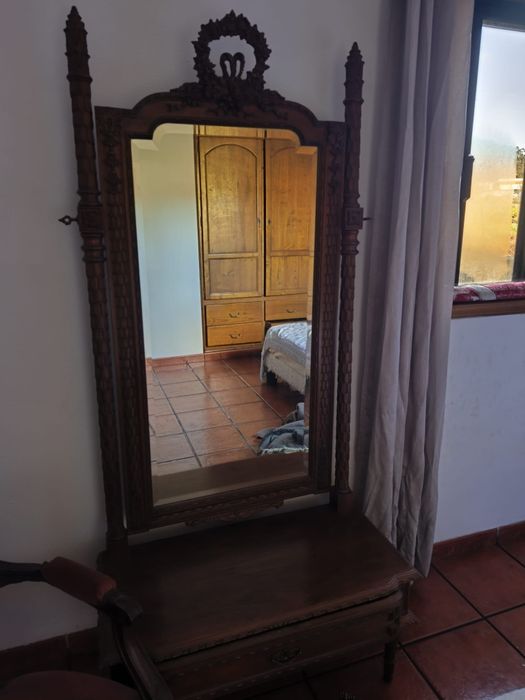 Quarto completo com espelho