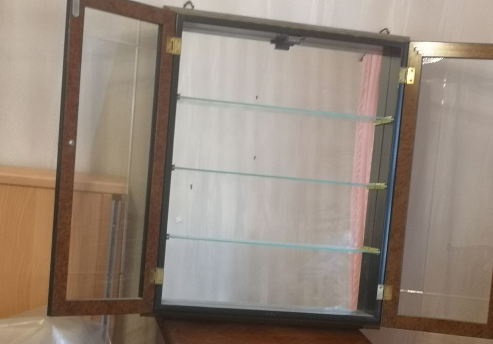 Armário de parede, para pequenas peças decorativas.