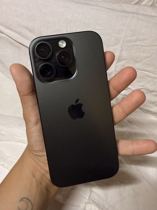 iPhone 16 pro com pequeninas marca de uso  , mas está  impecável. Contacto so pelo chat , por que um golpista acabou de querer me dar um golpe. Cuidad