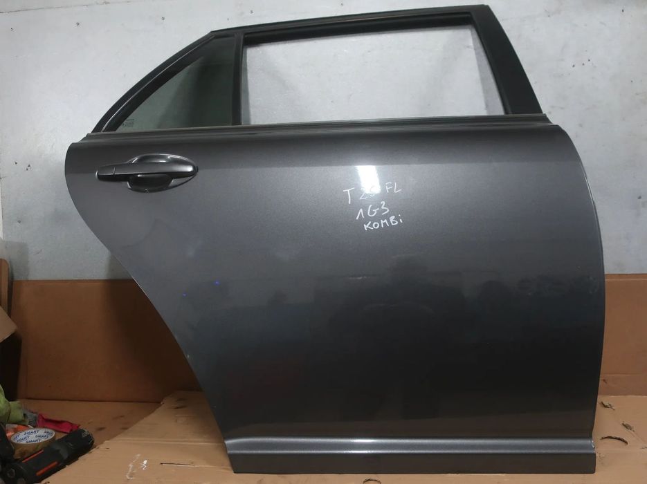 TOYOTA AVENSIS T25 KOMBI DRZWI PRAWE TYŁ TYLNE 1G3 03-08R