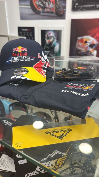 F1 Red Bull Team conjunto 3 peças Polo + Boné + carro F1