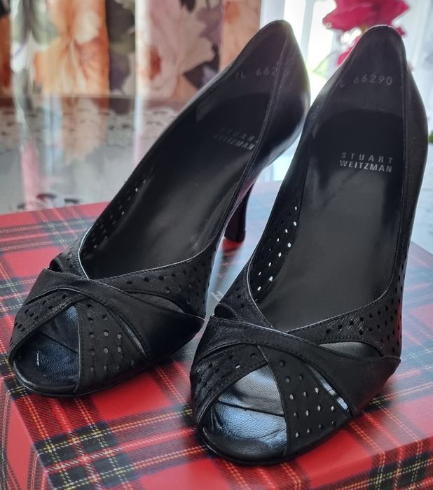 Miękkie buty ze skóry na niskim obcasie. Odkryte palce, zakryte pięty.