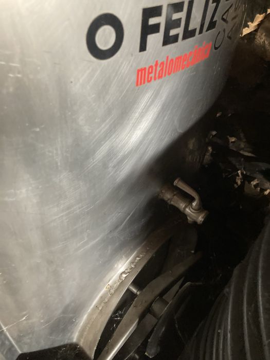 Cubas inox e prensa de uvas