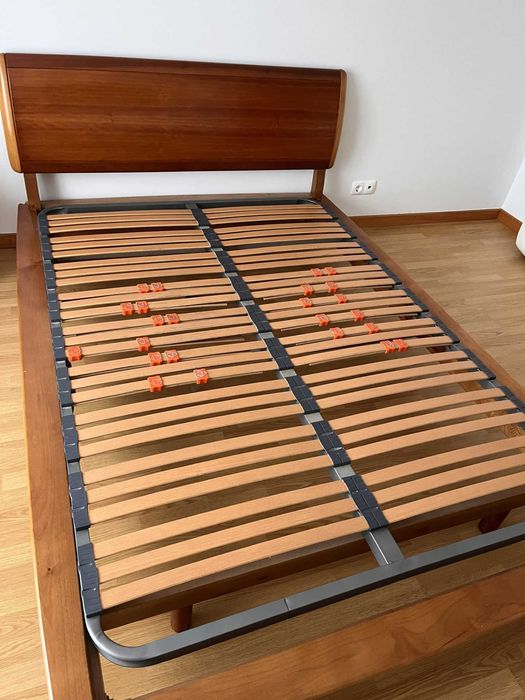 Cama em Cerejeira em excelente estado