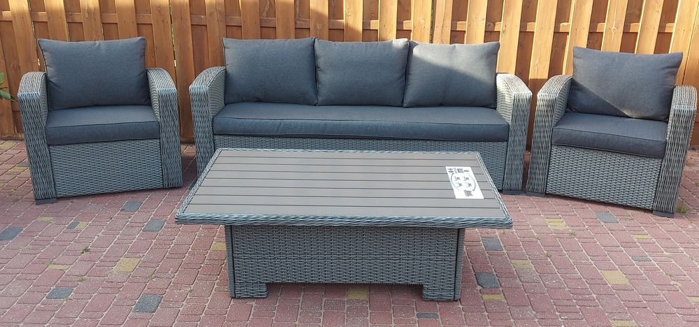 Meble ogrodowe duża sofa stół i dwa fotele.