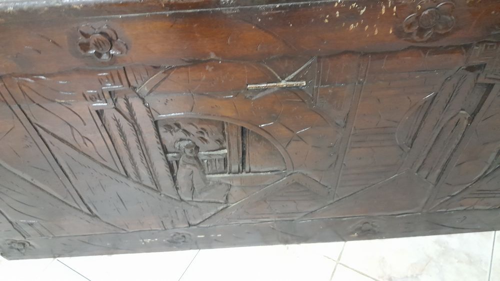 Arca antiga toda trabalhada