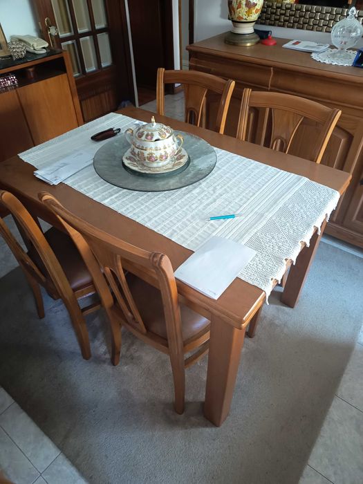 Mesa e cadeiras