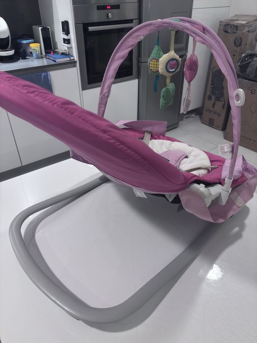 Espreguiçadeira Chicco Rosa Reclinável com Brinquedos
