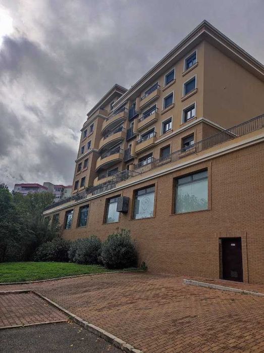 Arrendamento de apartamento T3 c/ dois lugares de parqueamento na Quinta do Almirante