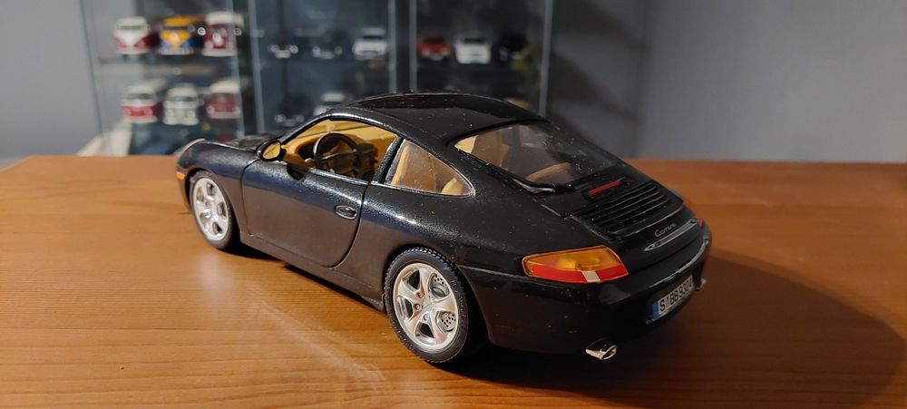 Model 1:18 Porsche 911 Carrera Bburago